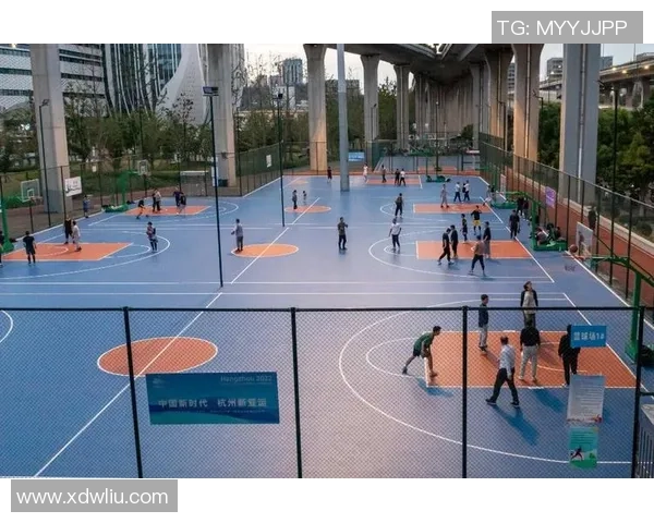 在篮球公园的椅子上畅谈梦想与友谊的美好时光